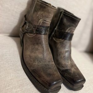 NWOB WOMEN Frye Boots
Style: Harness
Size: 10
Originally: $400
Selling for $125